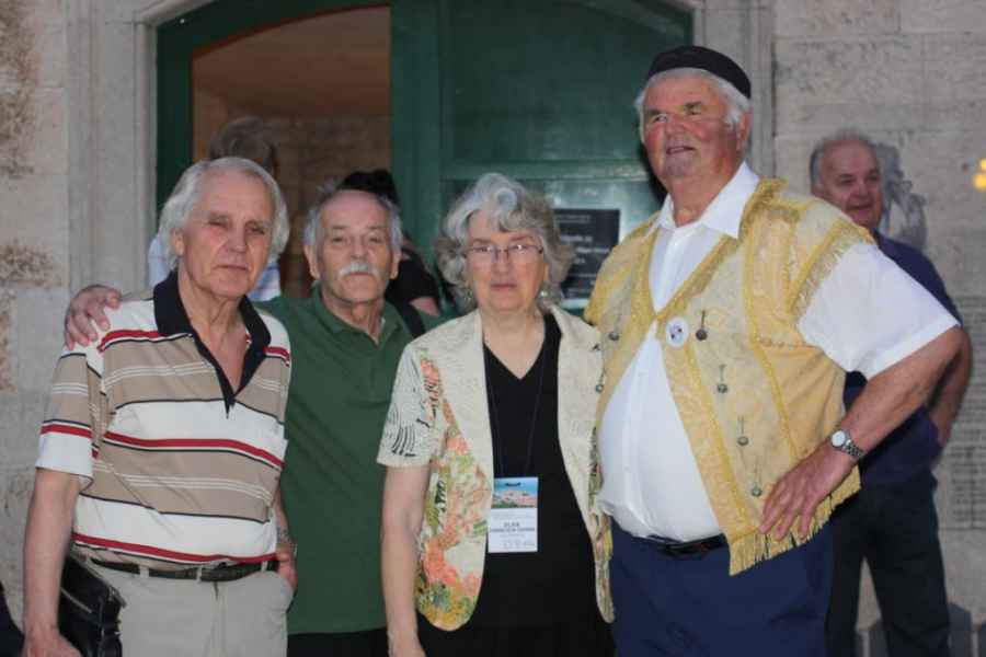 Franko Oreb, Nikola Perić, Elsie Ivancich Dunin i Ivan Šain, (u pozadini Mihajlo Grgić)  ispred Gradskog muzeja Korčula, 28. simpozij Međunarodnog savjeta za tradicijsku glazbu - podskupina za etnokoreologiju, otvaranje izložbe Kumpanija iz Pupnata na oto